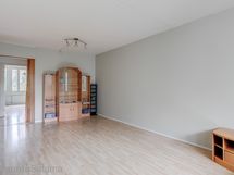 Olohuoneessa tilaa ruokailuryhmälle, työpisteelle.