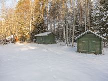 Piharakennukset liiteri ja varasto metsän puolella