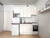 Keittiössä mukavana lisänä astianpesukone, jota ei monesta yksiöstä löydy!