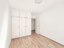 Makuuhuoneen puolella on hyvin kaappitilaa säilytykseen...