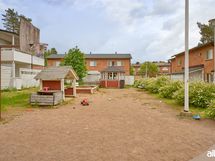Taloyhtiön leikkipaikka.