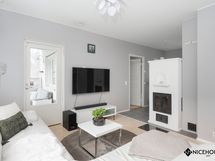 Olohuoneessa on varaava takka ja olohuoneesta on käynti takapihalle ja terassille