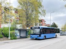 Bussit kulkevat läheistä Lintuvaarantietä pitkin.