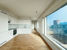 Hyvin varustellussa avokeittiössä on hyvin kaappitilaa ja työtasoja kotikokin käyttöön.