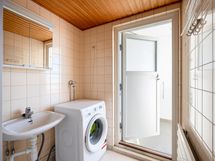 Pesuhuoneesta käynti lasitetulle parvekkeelle