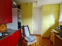 Autotalliin tehty huone