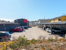 Asuntokaupan yhteydessä myydään sähköpistokkeellinen autokatospaikka erillisillä osakkeilla.