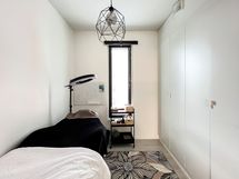 Makuuhuoneiden ikkunoista on näkymät kaakkoon.