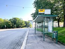 Bussit liikennöivät vieressä.