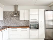 Viihtyisä pohjakerroksen huoneisto, omalla aidatulla terassilla.