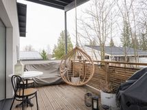 Katetulla terassilla puutarhakalusteet ja grilli pysyvät säältä suojassa.