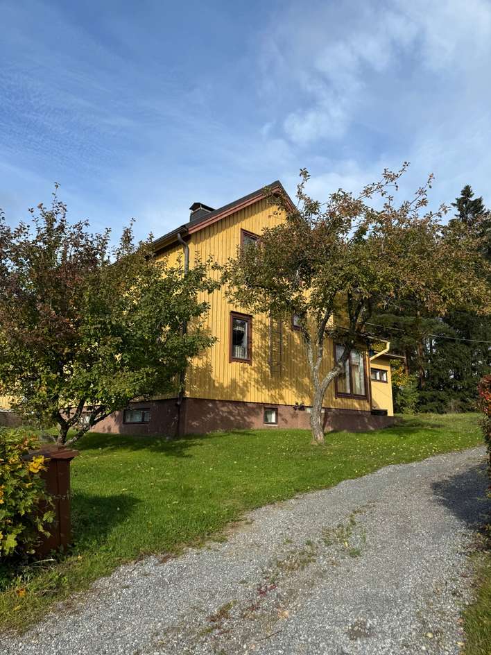 Omakotitalo, Keskikrs: et, eteisaula, k, oh, mh, pesuh/s, 2x erill.wc, vh. Yläk: 2x mh, vh. Alusta: kellaritilaa., 126 m², Polari, Rauma