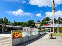 Alepa Roihuvuori, K-Market Roihuvuori muutaman minuutin kävelymatkan päässä.