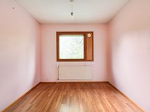 Yläkerta etupihalle katsova makuuhuone