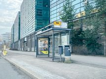 Alueella on hyvät kulkuyhteydet moneen suuntaan niin junalla kuin bussilla. Myös Raide-jokeri kulkee