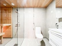 Kylpyhuoneessa on tilaa vaikka pesutornille.