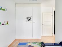 Kaikissa makuuhuoneissa on kaapistot.