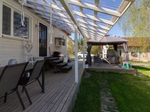 Talon vieressä iso katettu terassi