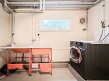 Pyykinpesu onnistuu taloyhtiön pyykkituvassa.