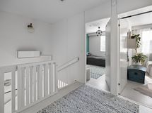 Portaikkoon on asennettu ilmalämpöpumppu