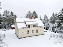 Kaunis rakennus ja pihamaa