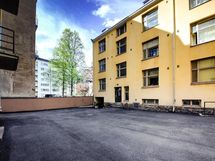 Rauhallinen piharakennus