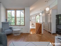 Yläkertan aulasta mahdollisuus tehdä neljäs makuuhuone.