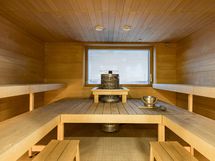 Taloyhtiön tilava sauna ylimmässä kerroksessa
