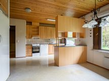 Keittiö on reilun kokoinen ja muuntuu helposti.