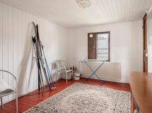 Yhteinen tila yläkerrassa, sauna- kylpyhuone ja pyykinpesu