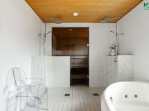 Tilava kylpyhuone kahdella suihkulla