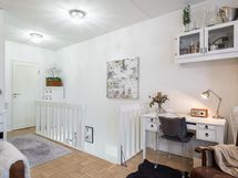 Näkymä yläkerrasta portaiden ja kodinhoitohuoneen suuntaan