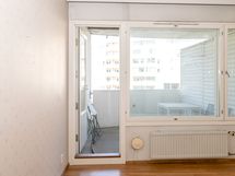 Makuuhuoneen yhteydessä on iso parveke sisäpihan suuntaan. Ilmansuunta luoteeseen.
