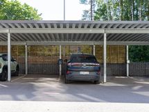 Ostajalla on mahdollisuus ostaa myös autokatospaikka sähköauton latausmahdollisuudella ( 8000 € )