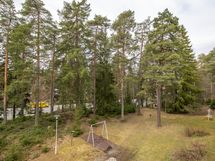 Parvekkeelta avautuvat vehreät maisemat.
