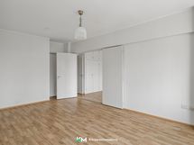 Olo- ja makuuhuoneessa sekä eteisessä on yhtenevä laminaattilattia.