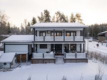 Talon pihalla myös viehättävä leikkimökki 