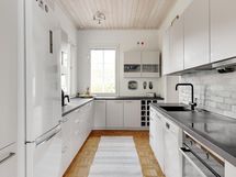 Keittiössä hyvin lasku-ja kaappitilaa