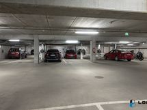 Autohalliin pääsee kätevästi suoraan hissillä.