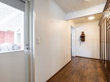 Neljänteen makuuhuoneeseen johtavalta käytävältä on kulku ulos takaterassille