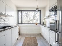 Uusitussa keittiössä on riittävästi työskentely- ja säilytystilaa ammattikokinkin tarpeisiin.