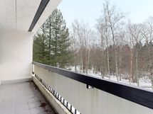 Kahdesta makuuhuoneesta käynti parvekkeelle