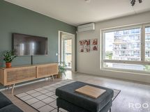 Suojaisalle lasitetulle parvekkeelle on käynti isommasta makuuhuoneesta.