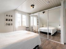 Toisen makuuhuoneen yhteydessä on tilava liukuovikaapisto