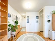 Eteisaula on leveä.