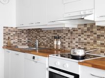 Keittiössä vaaleat kaapistot