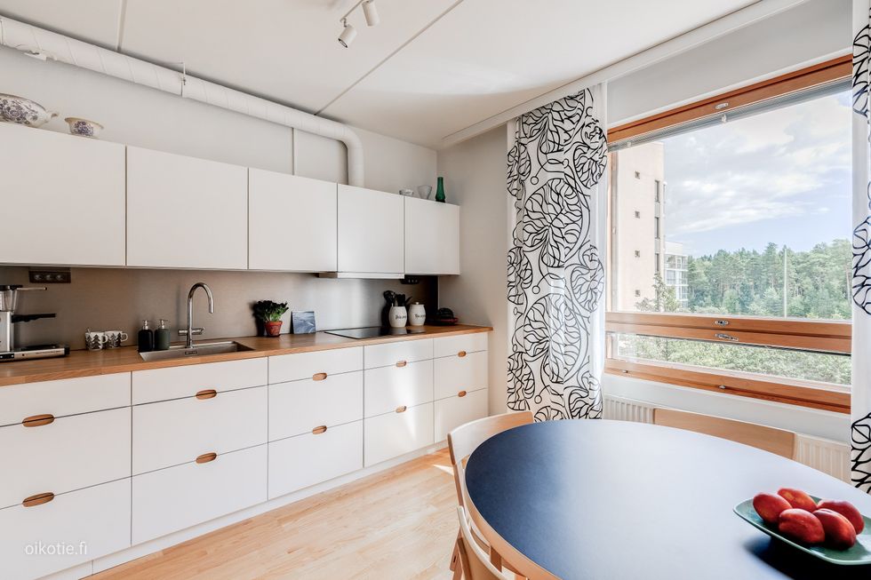 Tyylikäs, valois keittiö (Kvik) - uusittu vastikään 2020-luvulla.