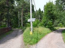 Tietä kyläalueelta tontin suuntaan. Tästä oikeanpuoleista tietä eteenpäin