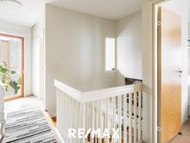 Yläkerran tasanteelta on käynti vilvoitteluparvekkeelle.