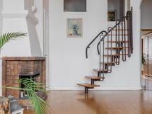 Olohuoneesta käynti parvelle